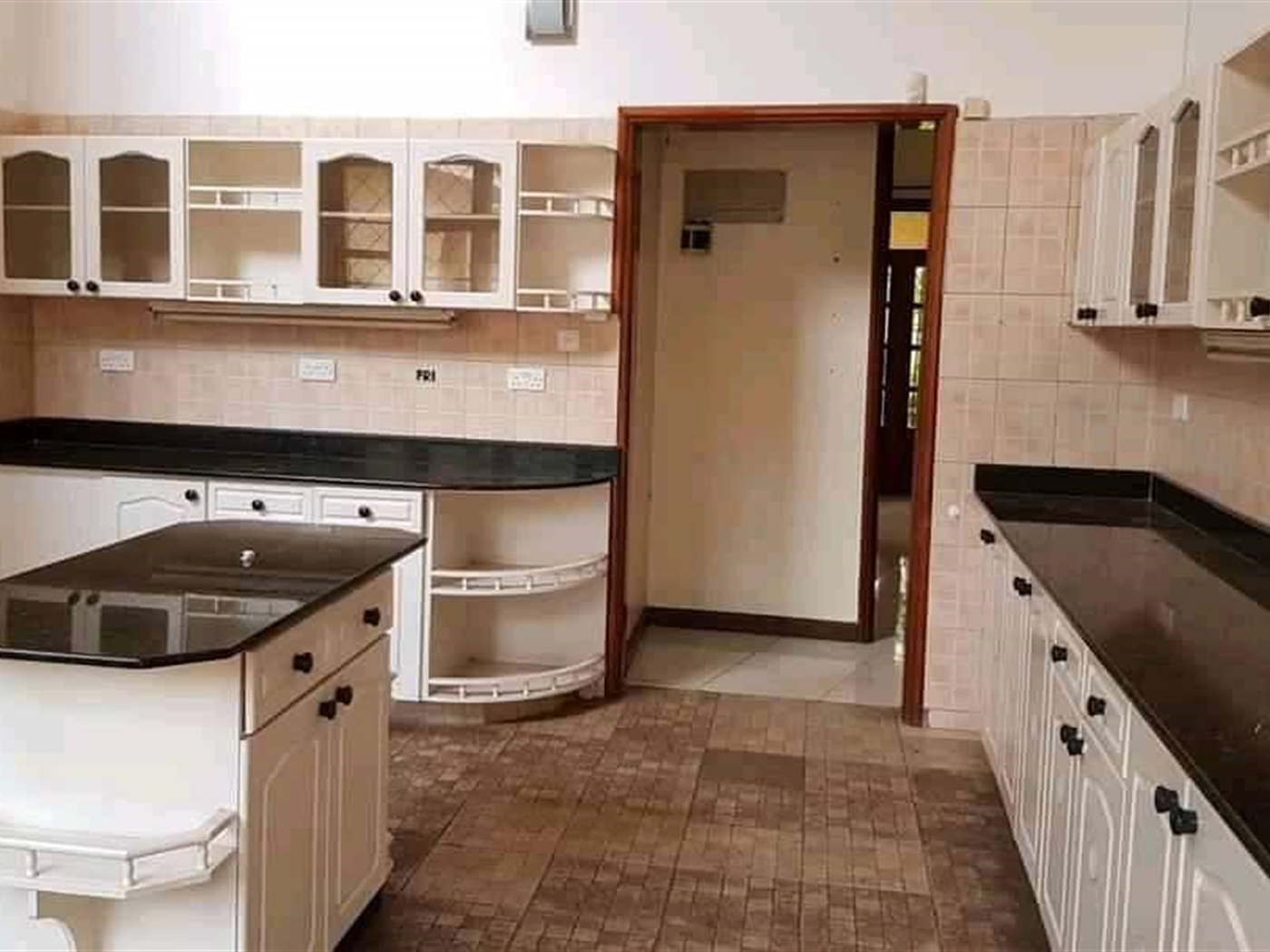 Bungalow for rent in Bugoloobi Kampala