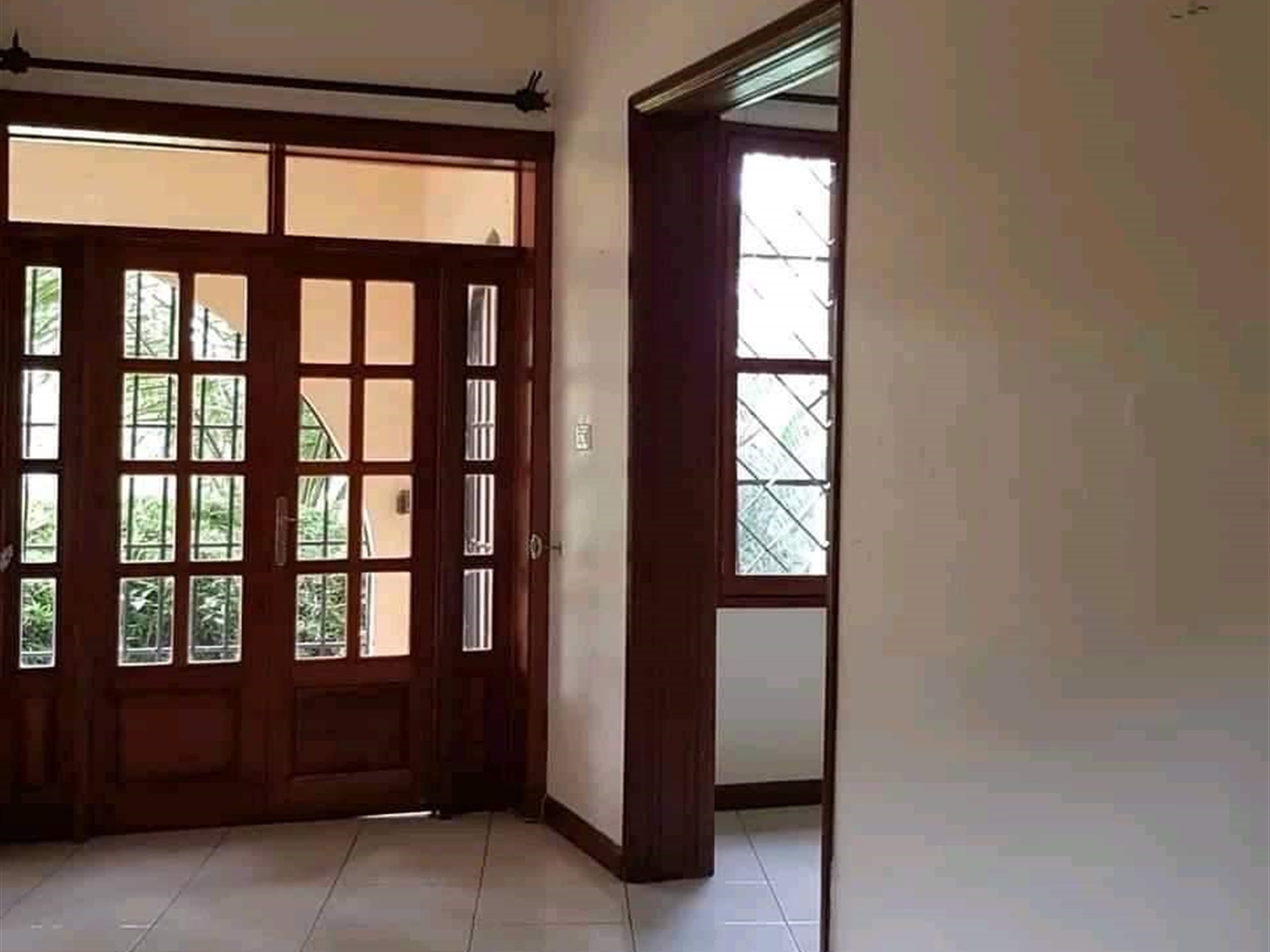 Bungalow for rent in Bugoloobi Kampala