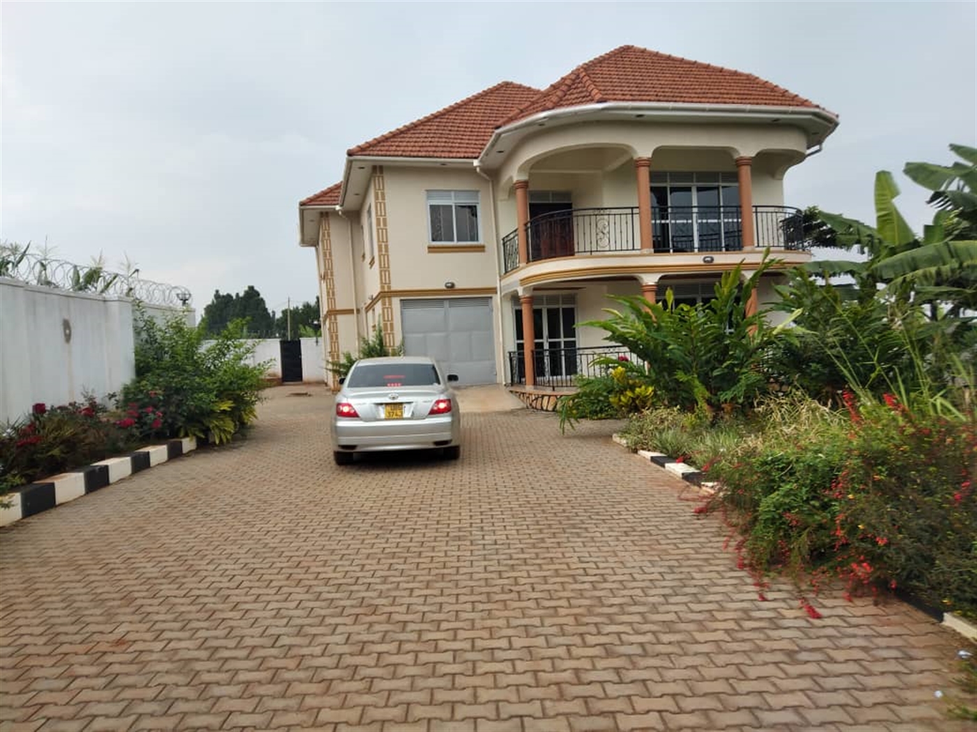 Storeyed house for rent in Kigo Wakiso