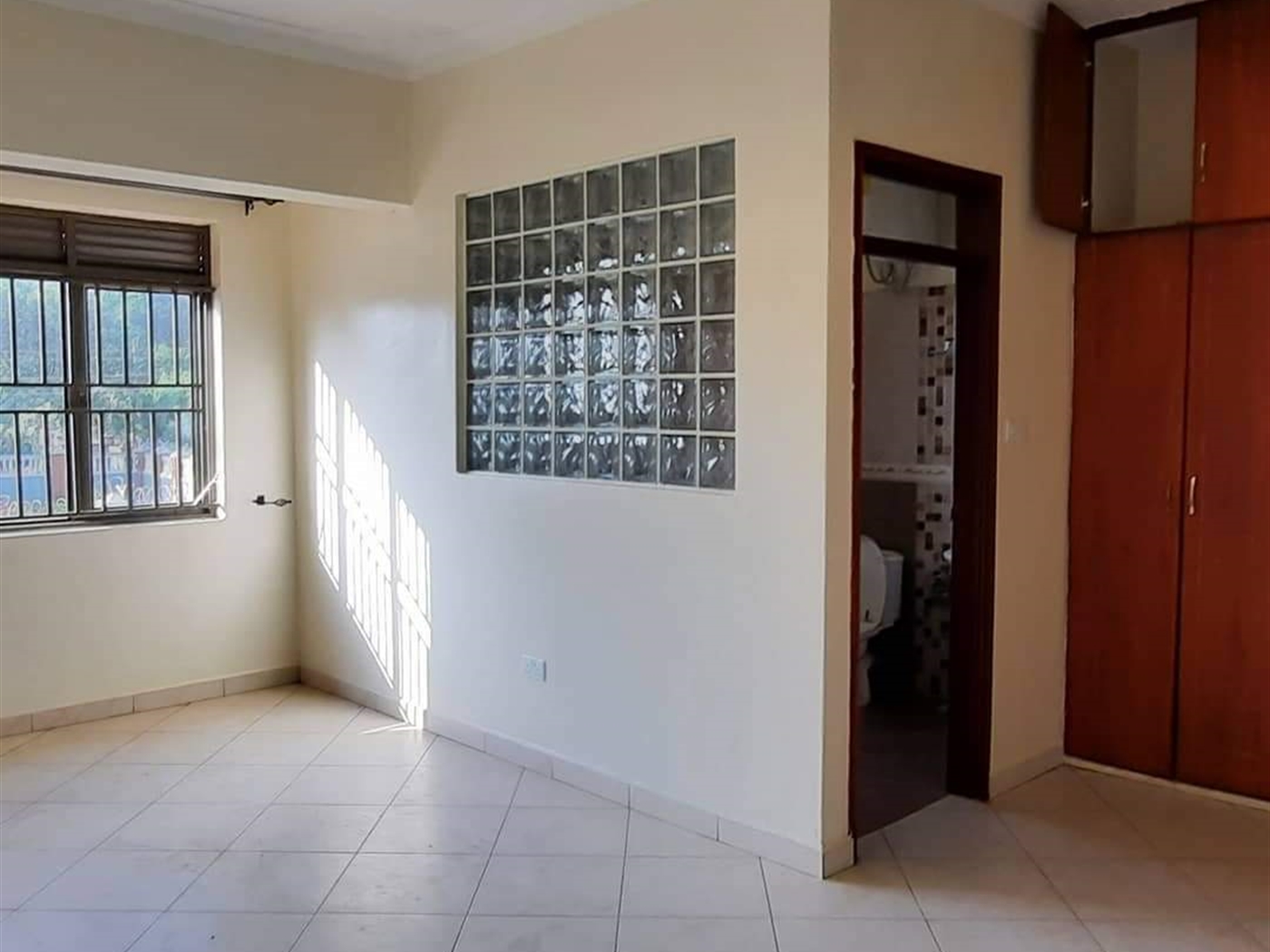 Duplex for rent in Kiwaatule Kampala