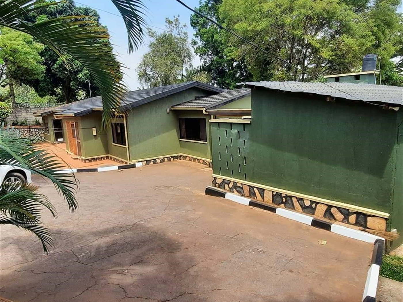 Bungalow for rent in Bugoloobi Kampala