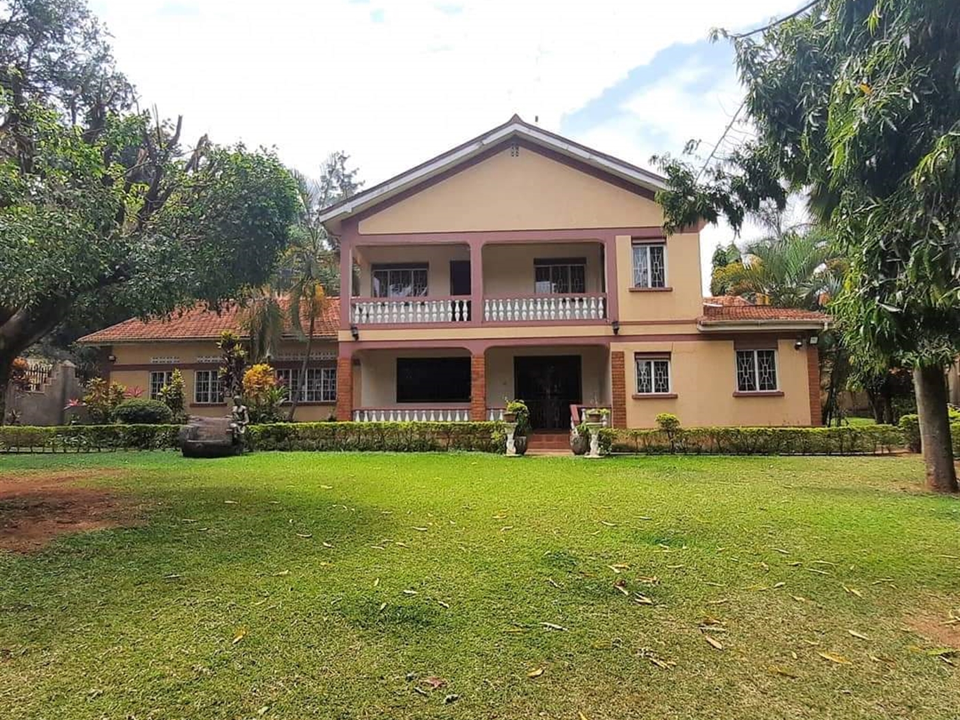 Mansion for rent in Bugoloobi Kampala