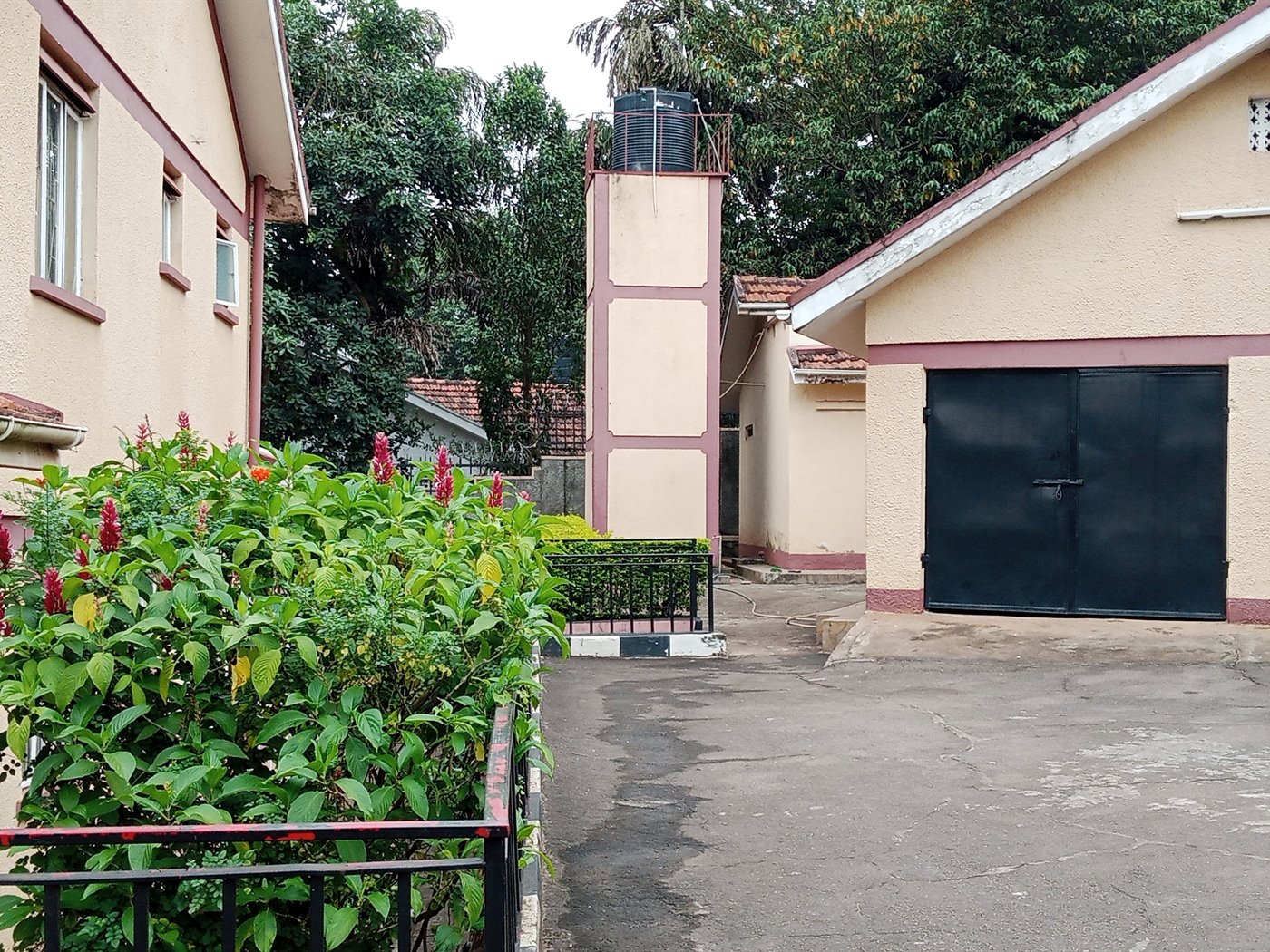 Storeyed house for rent in Bugoloobi Kampala