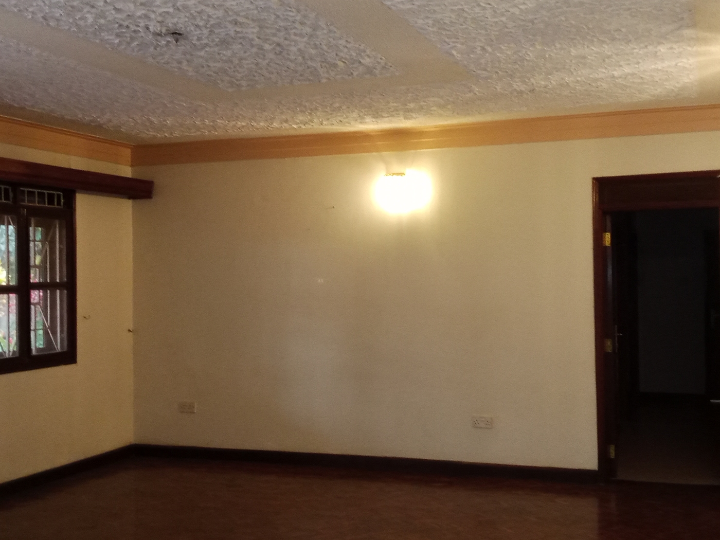 Duplex for rent in Bugoloobi Kampala