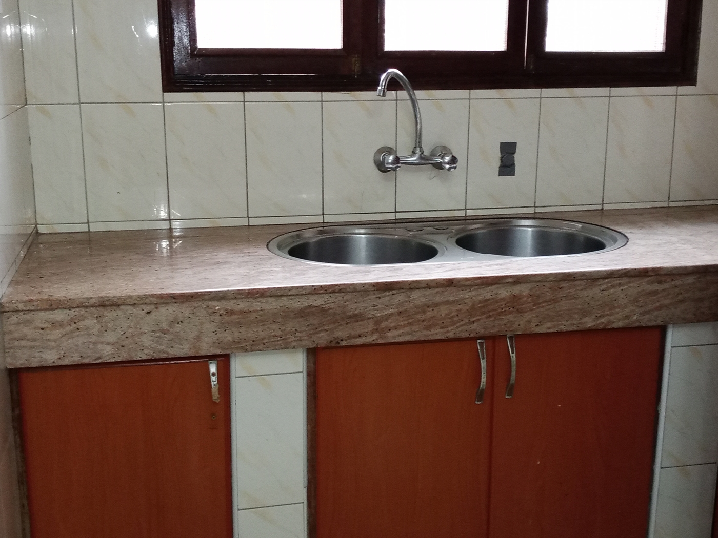 Duplex for rent in Bugoloobi Kampala