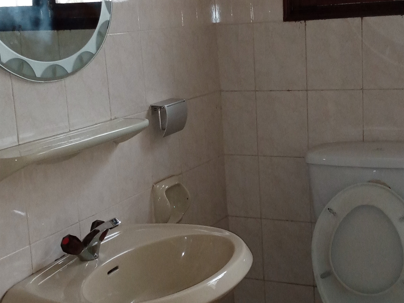 Duplex for rent in Bugoloobi Kampala