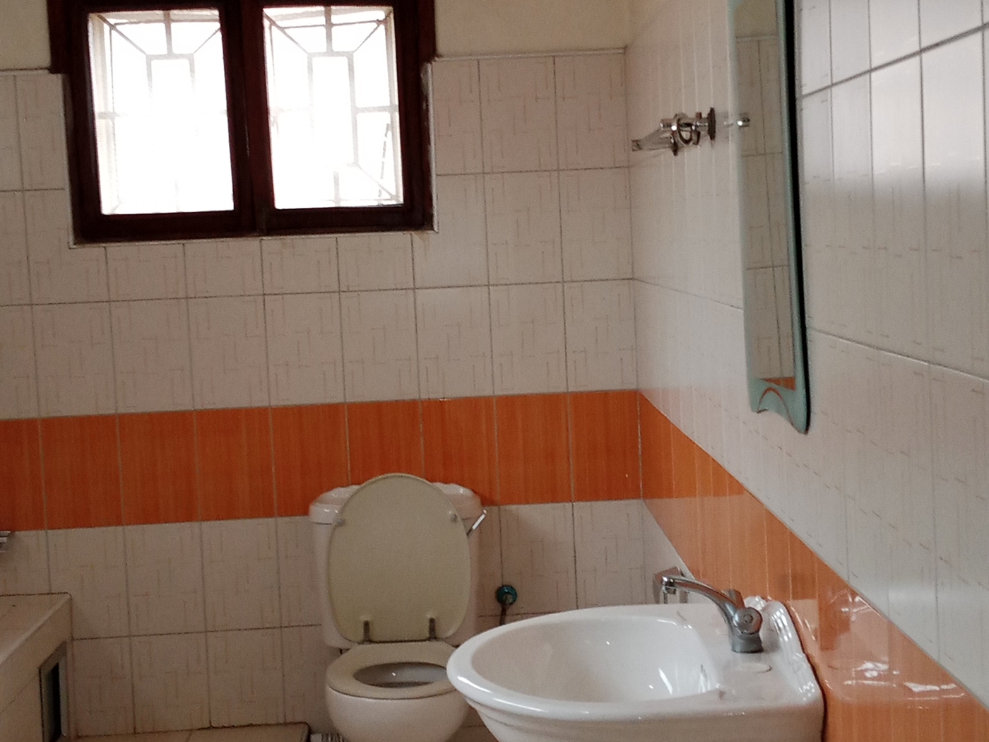 Duplex for rent in Bugoloobi Kampala