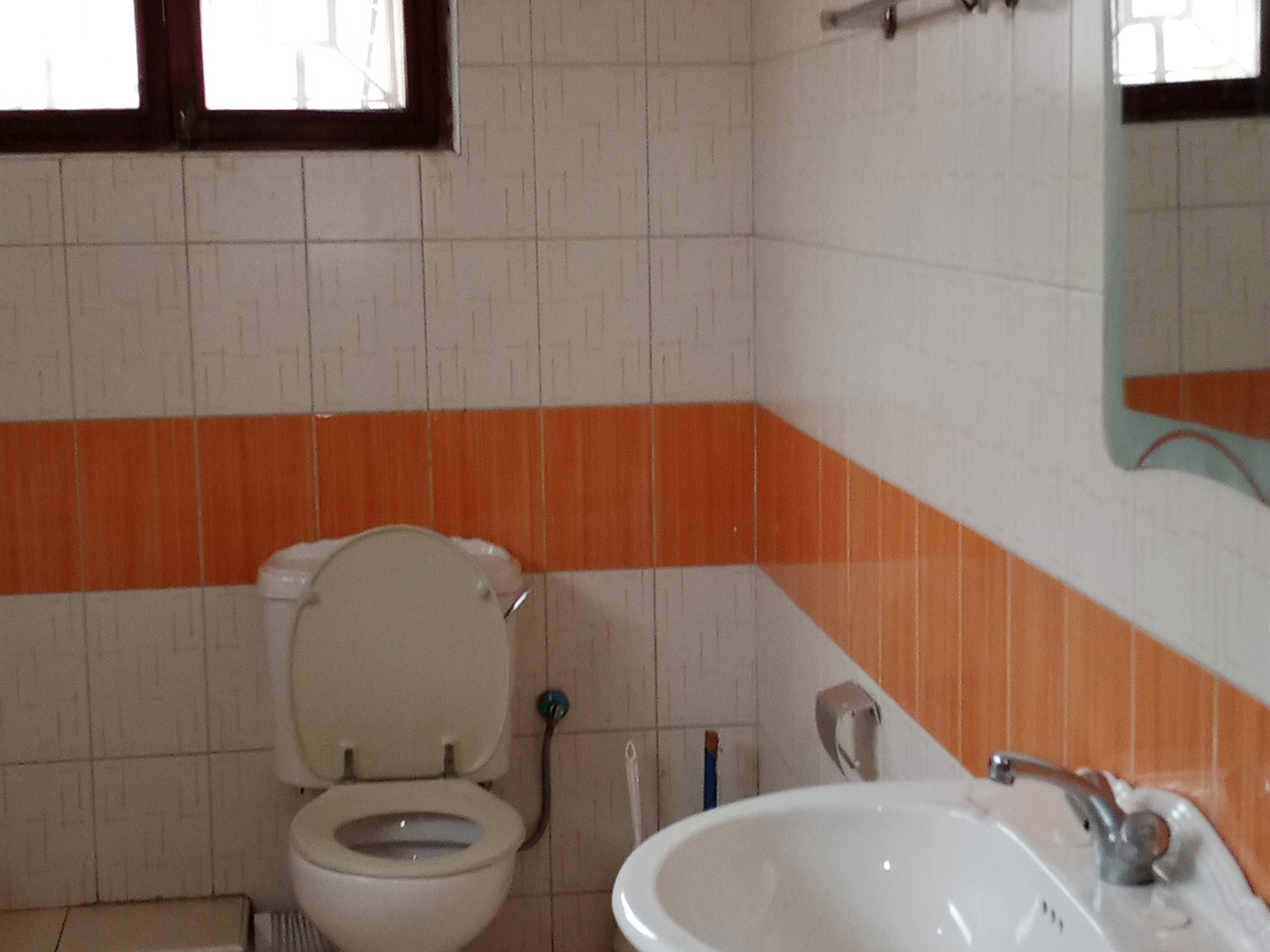 Duplex for rent in Bugoloobi Kampala