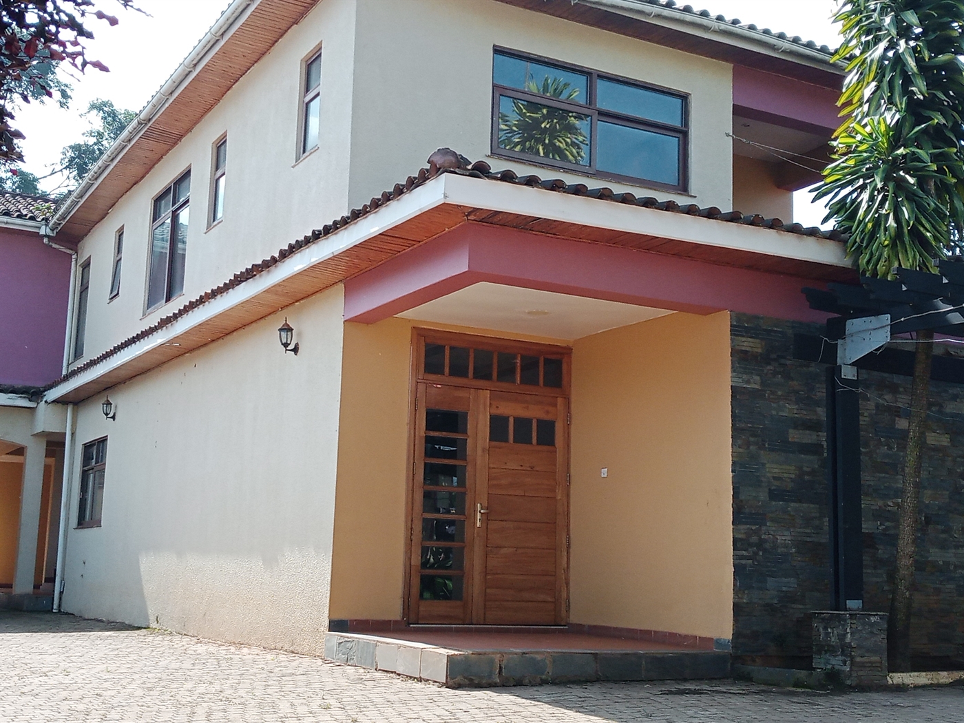 Storeyed house for rent in Bugoloobi Kampala