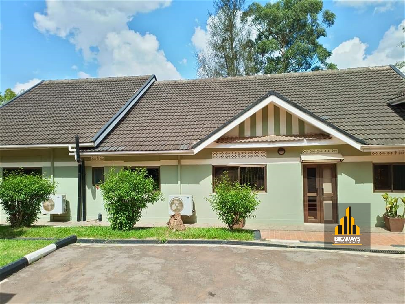 Bungalow for sale in Bugoloobi Kampala