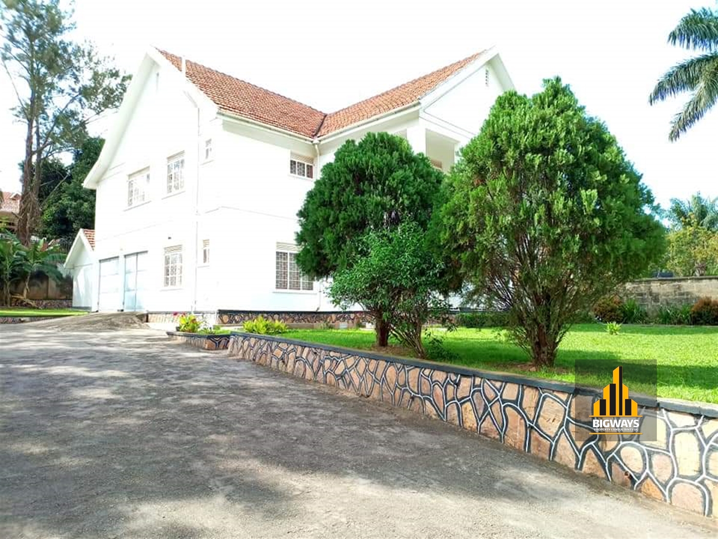 Storeyed house for rent in Bugoloobi Kampala