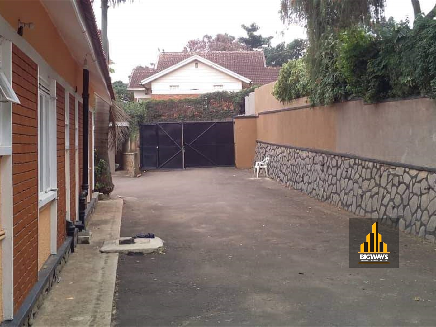 Bungalow for sale in Bugoloobi Kampala