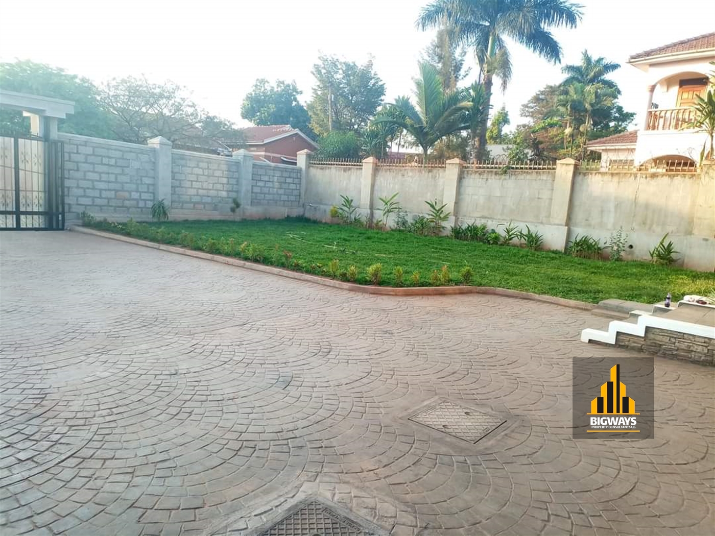 Villa for sale in Kisaasi Kampala