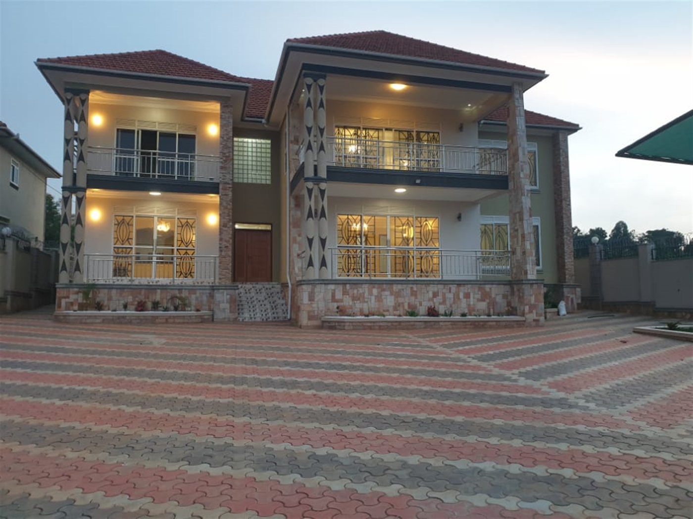 Mansion for sale in Kitende Wakiso