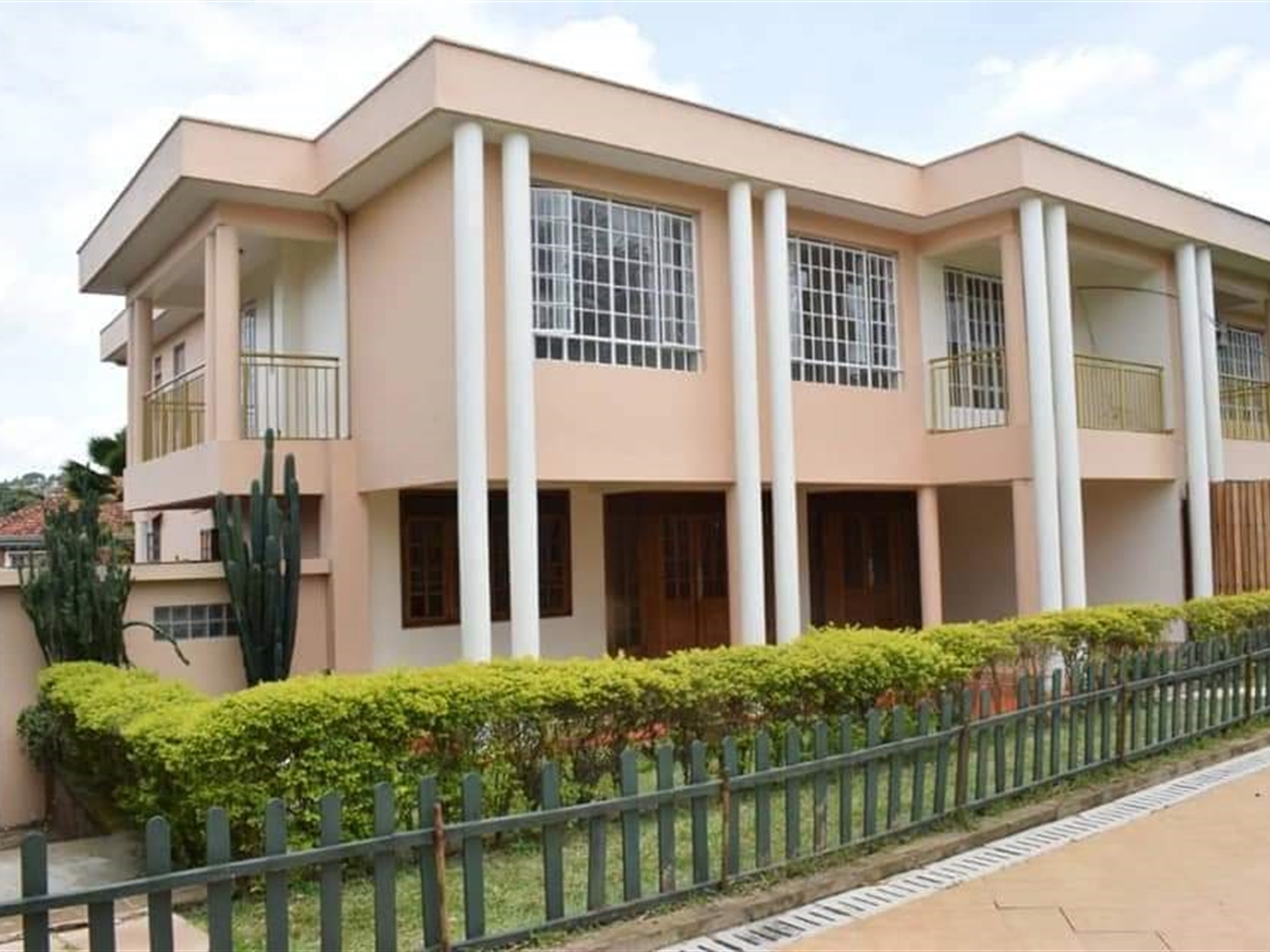 Storeyed house for rent in Bugoloobi Kampala