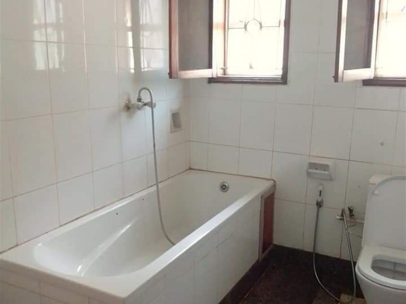 Bungalow for rent in Bugoloobi Kampala