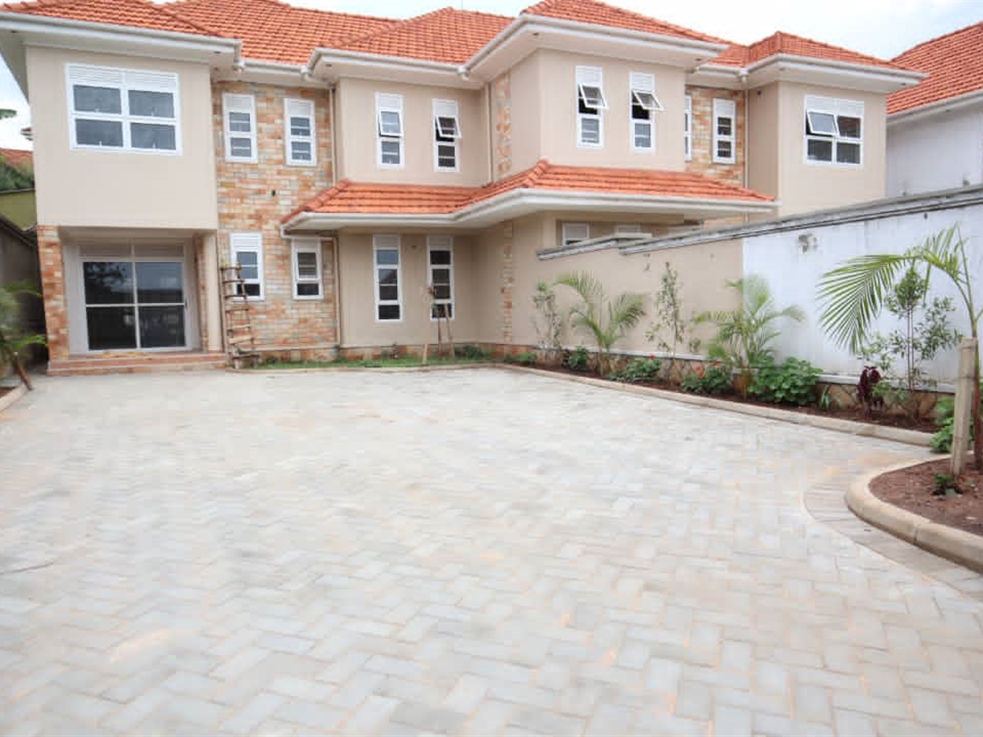 Villa for rent in Muyenga Kampala