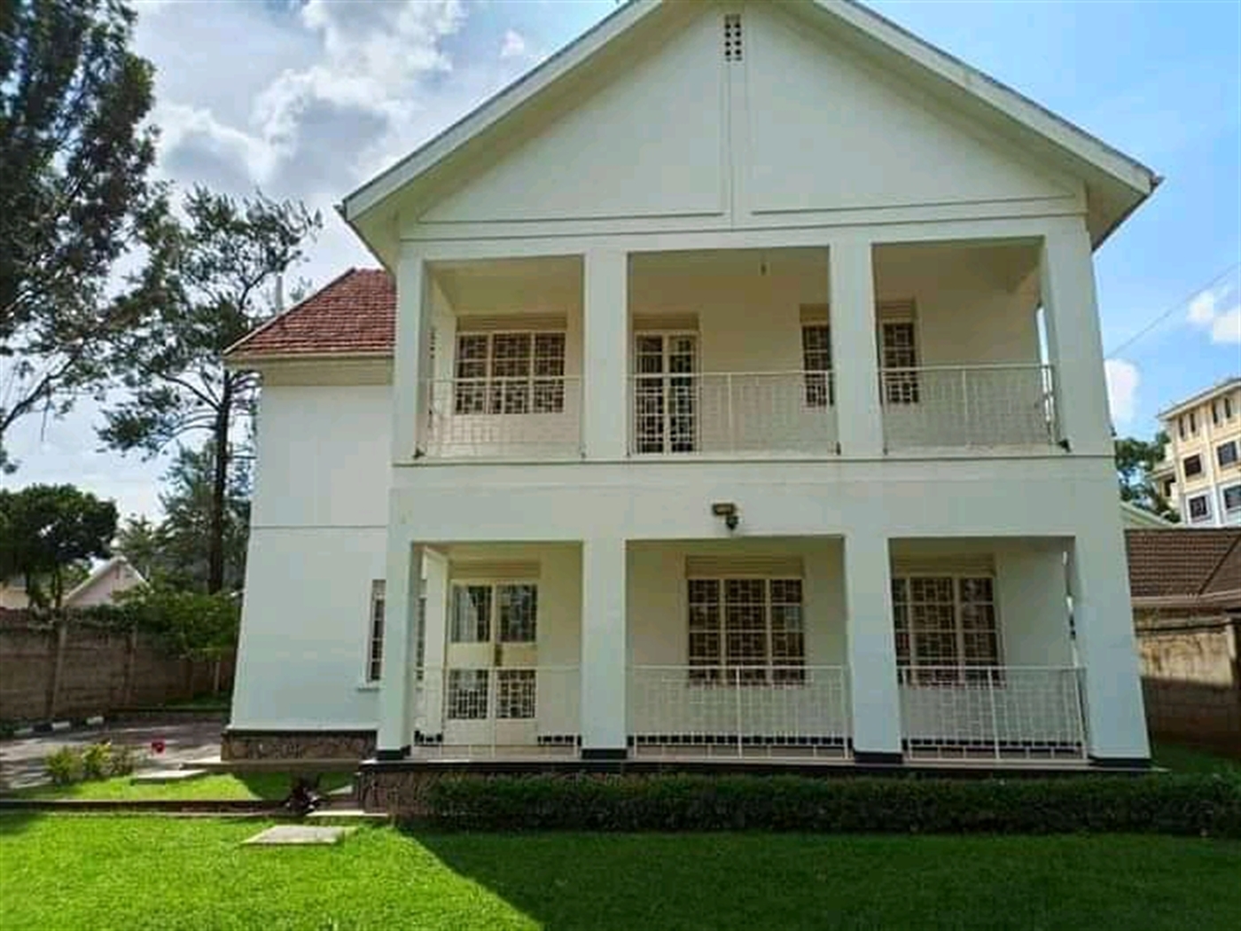 Storeyed house for rent in Bugoloobi Kampala