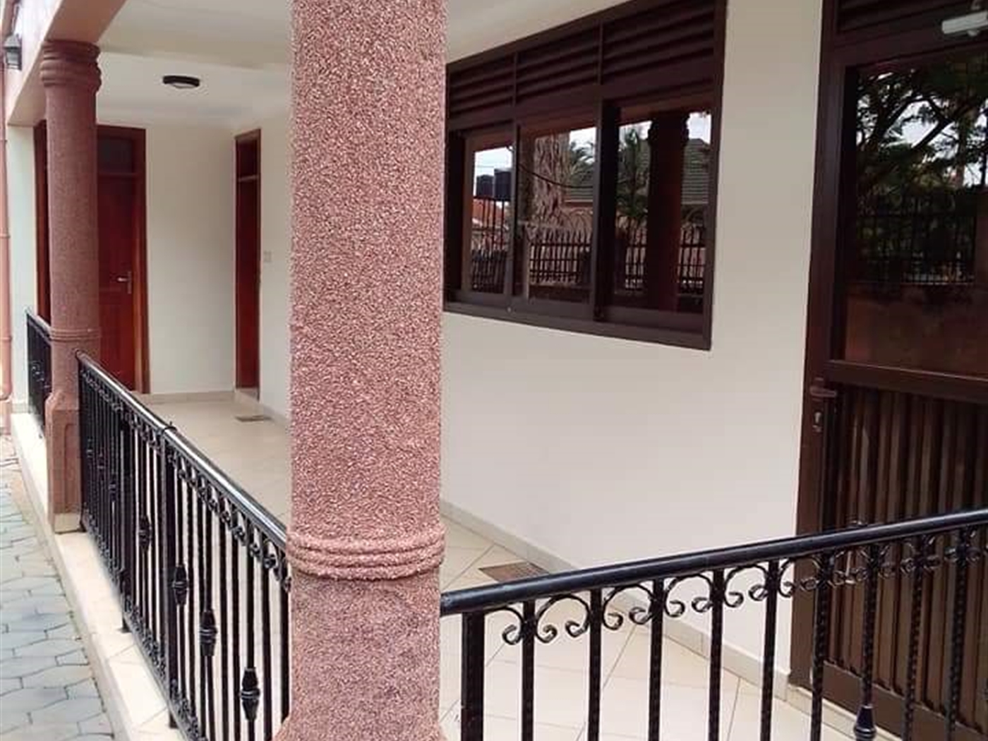 Storeyed house for rent in Bugoloobi Kampala