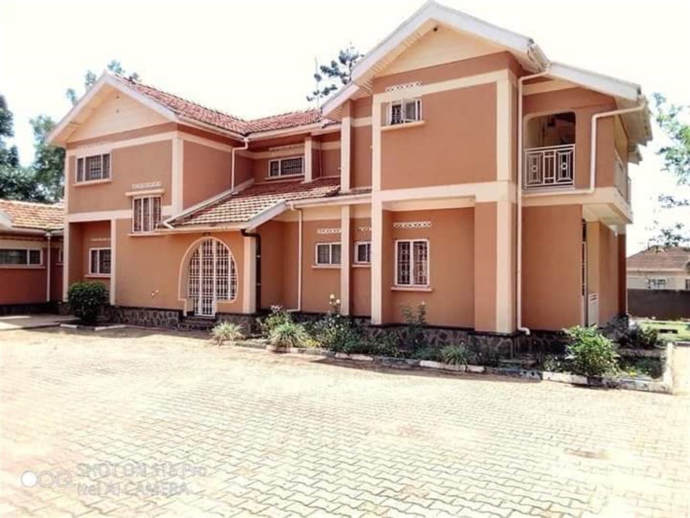 Storeyed house for rent in Bugoloobi Kampala