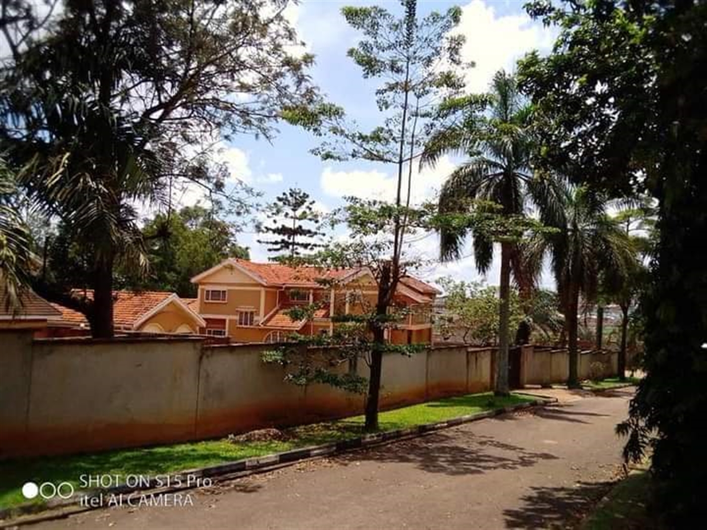 Storeyed house for rent in Bugoloobi Kampala