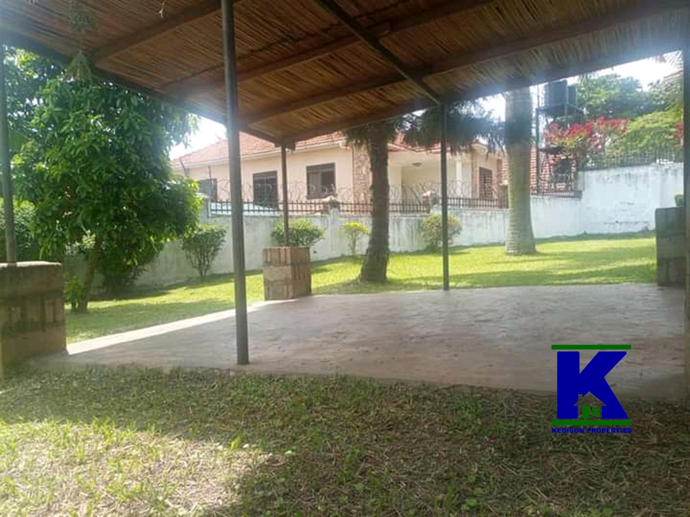 Bungalow for rent in Bugoloobi Kampala