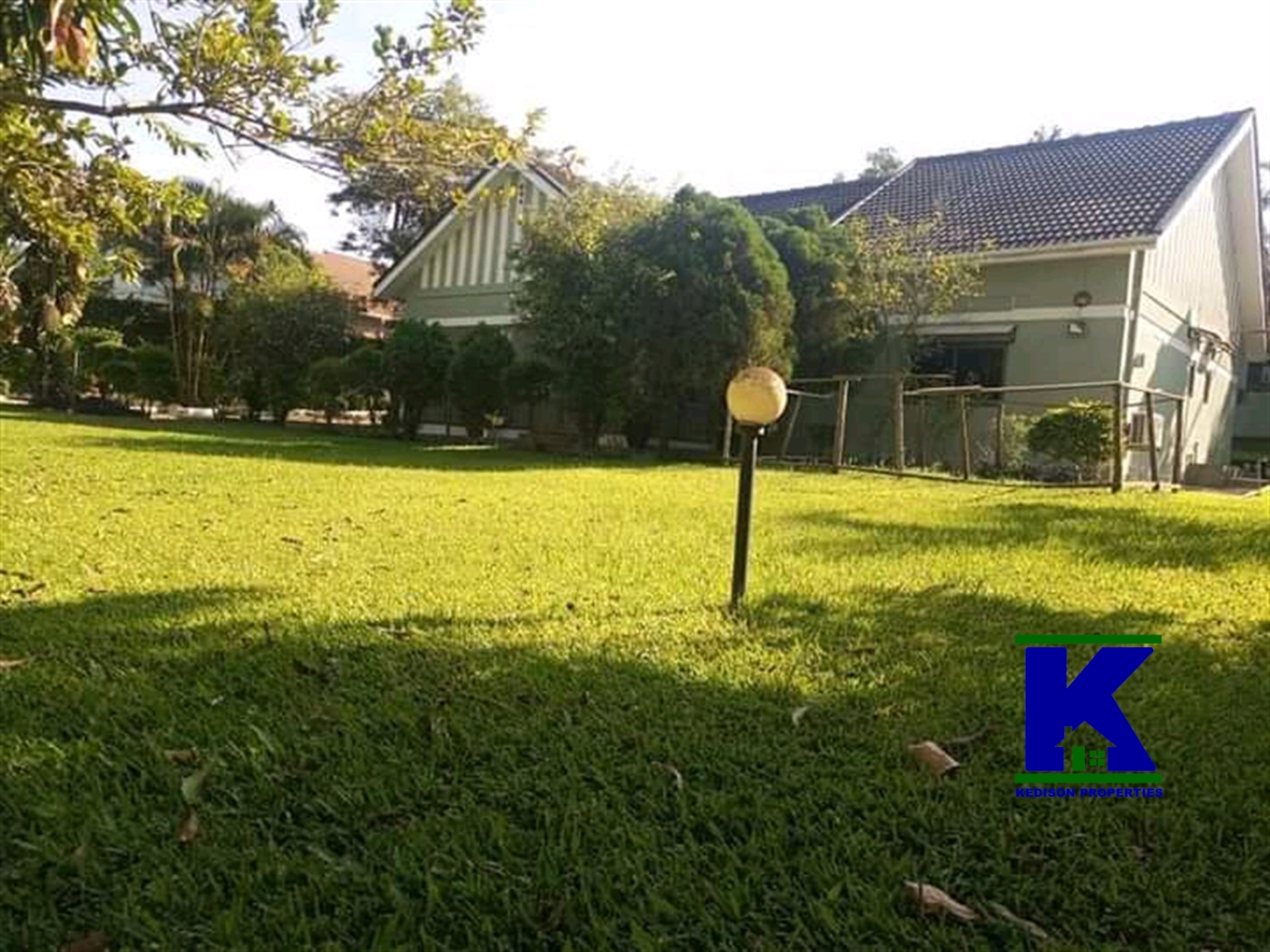 Bungalow for sale in Bugoloobi Kampala