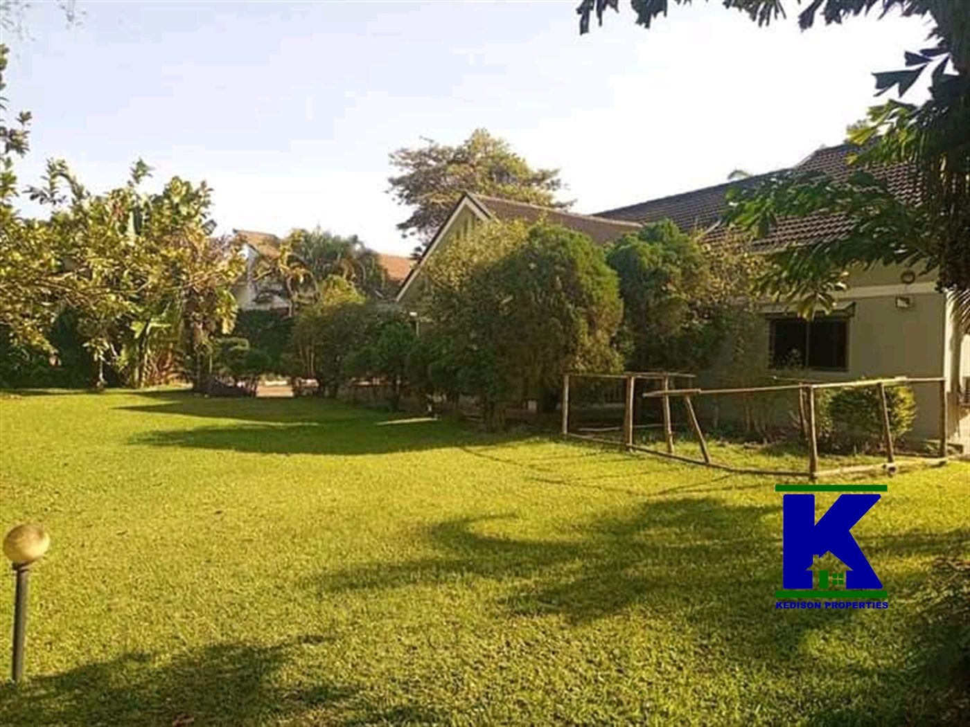 Bungalow for sale in Bugoloobi Kampala