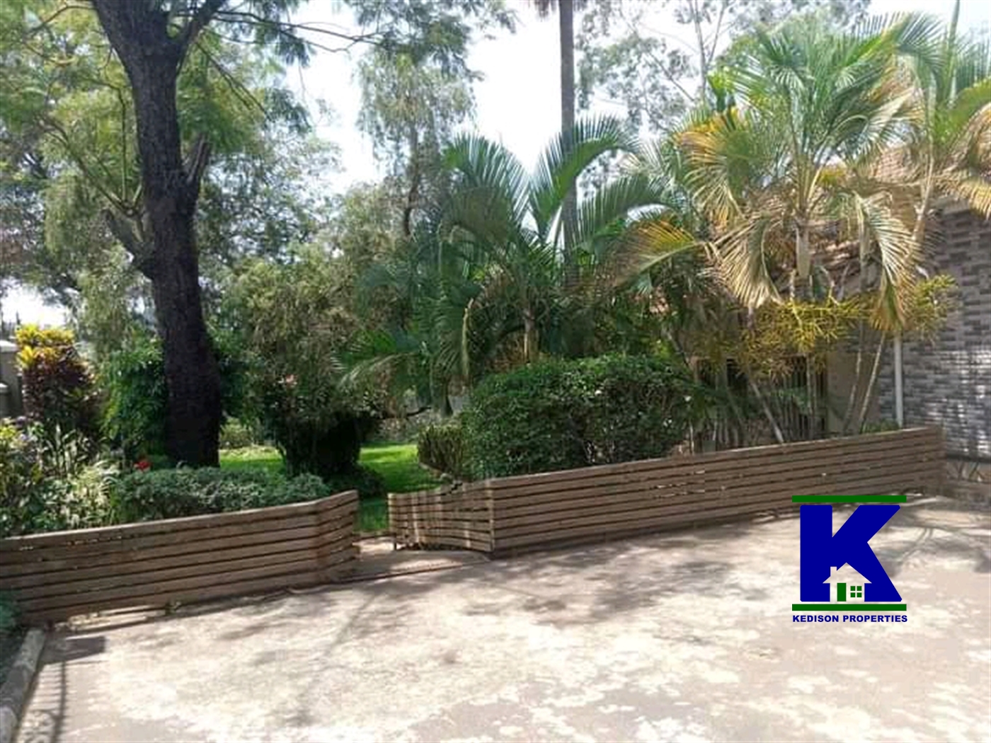 Bungalow for rent in Bugoloobi Kampala