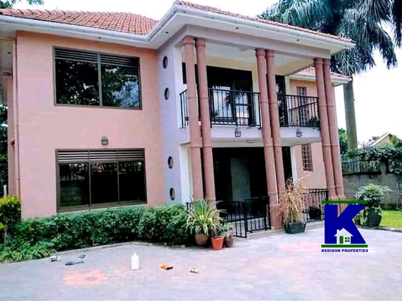 Storeyed house for rent in Bugoloobi Kampala