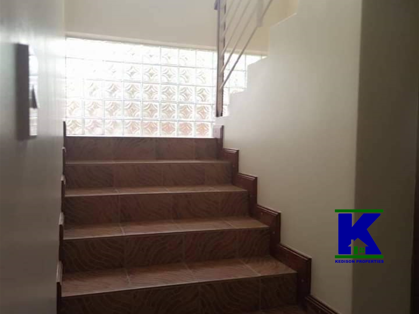 Duplex for rent in Mutungo Kampala