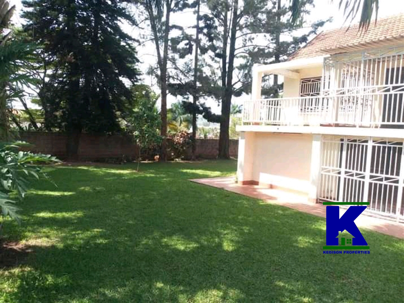 Bungalow for rent in Bugoloobi Kampala