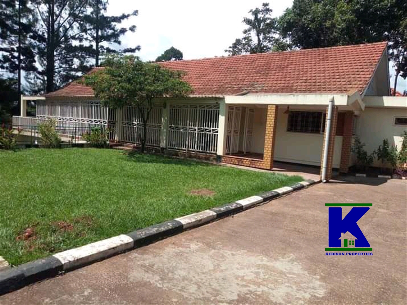 Bungalow for rent in Bugoloobi Kampala