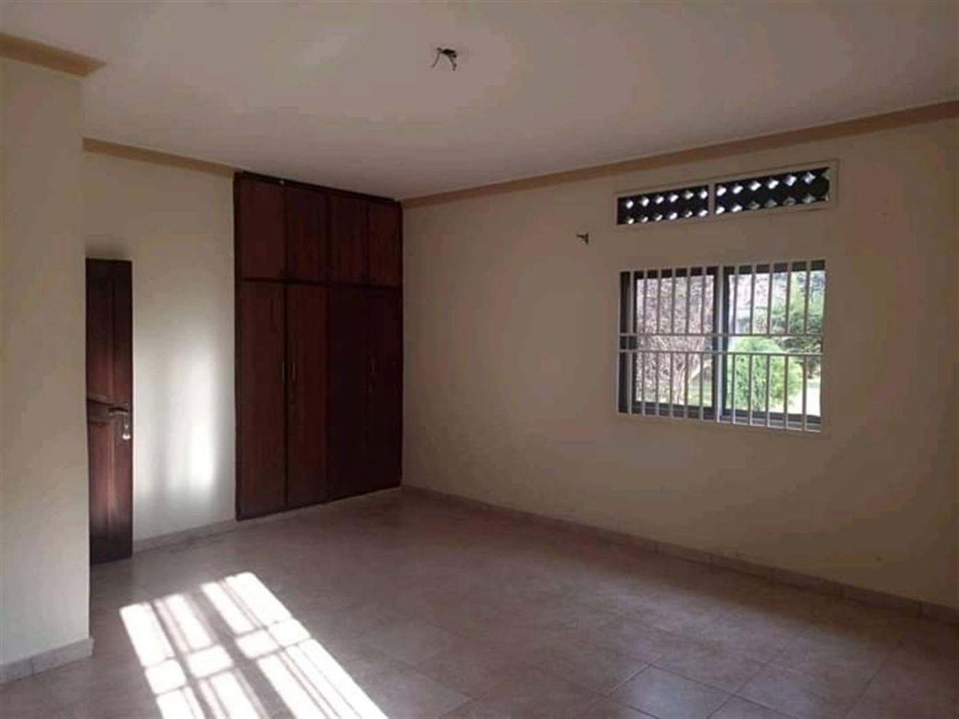 Bungalow for rent in Mutungo Kampala