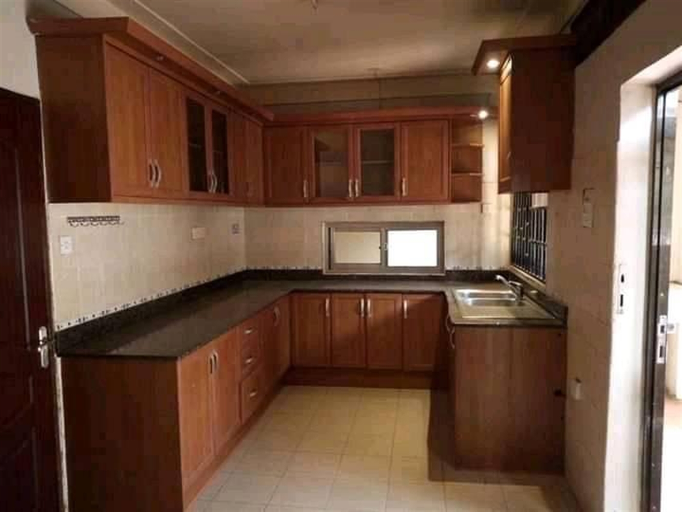 Bungalow for rent in Bugoloobi Kampala