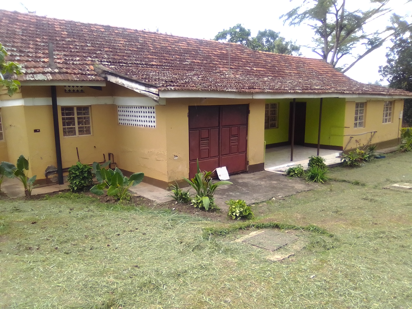 Bungalow for sale in Seniorquarter Mbaale