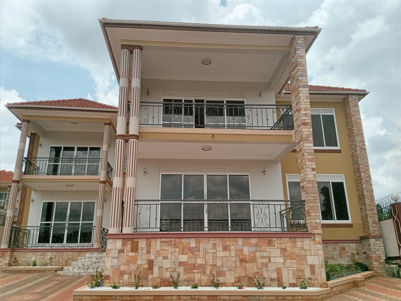 Mansion for sale in Kitende Wakiso