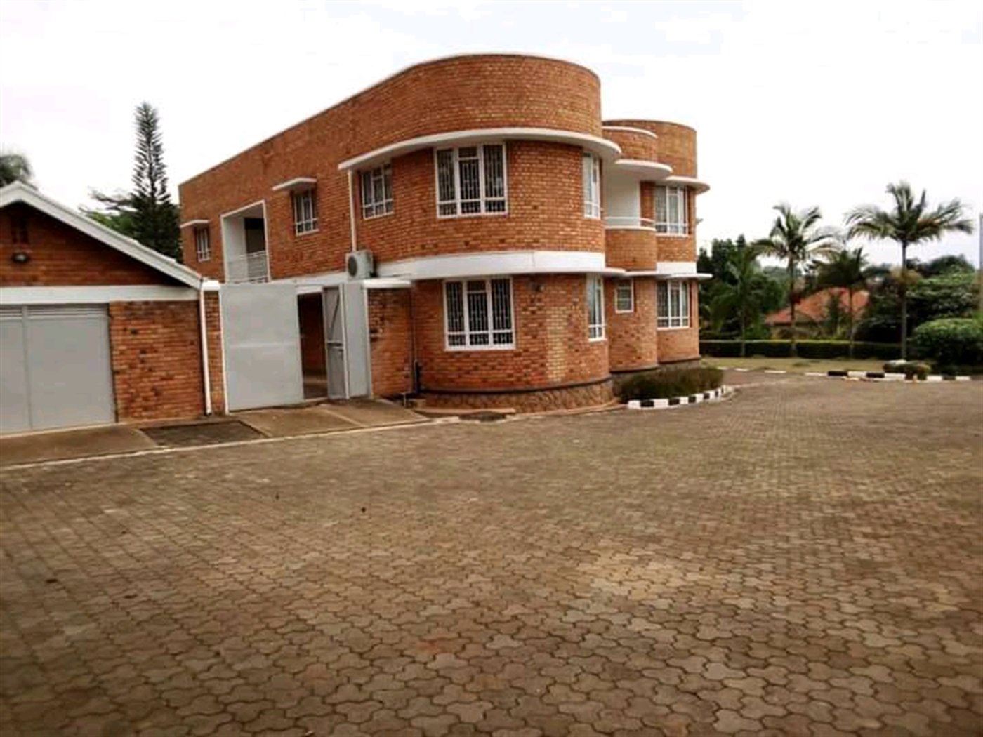 Mansion for rent in Muyenga Wakiso