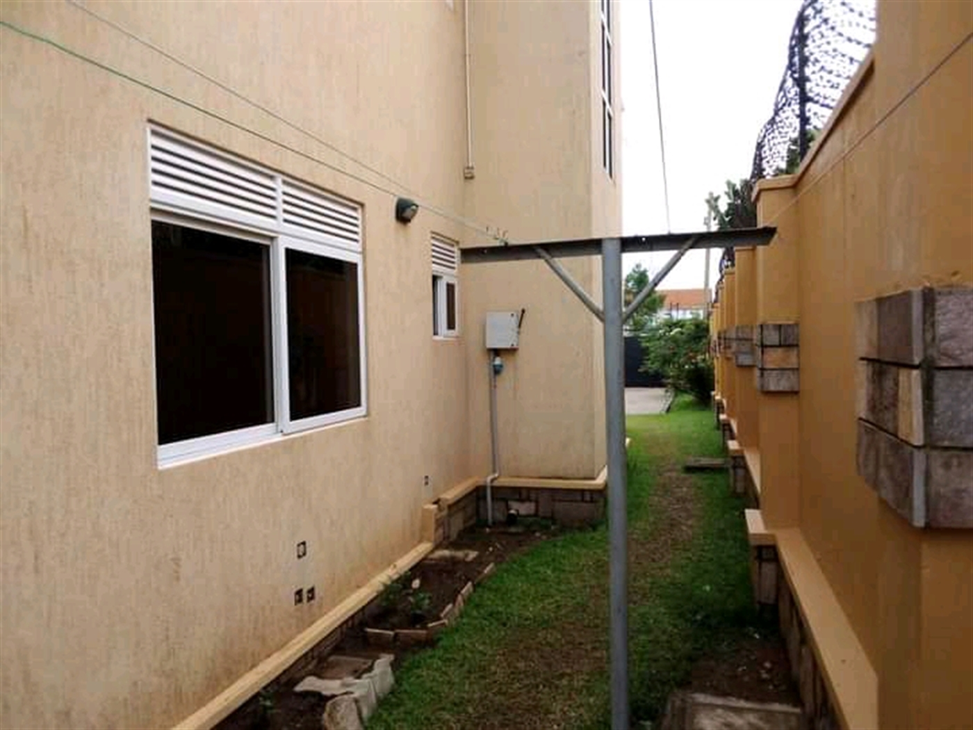 Mansion for sale in Munyonyo Wakiso