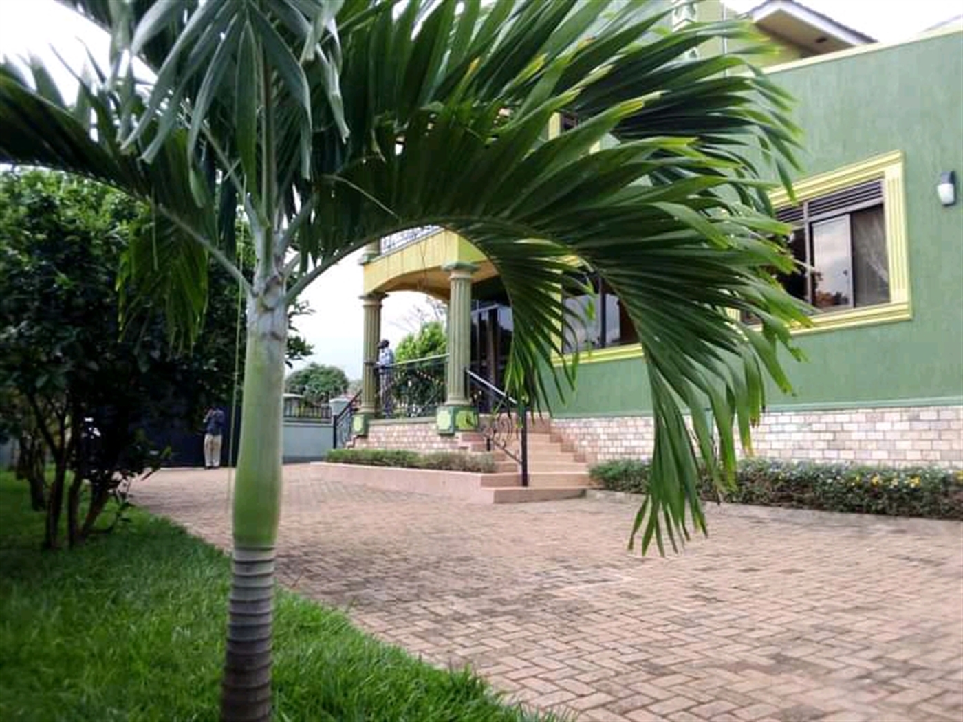 Mansion for rent in Kigo Wakiso