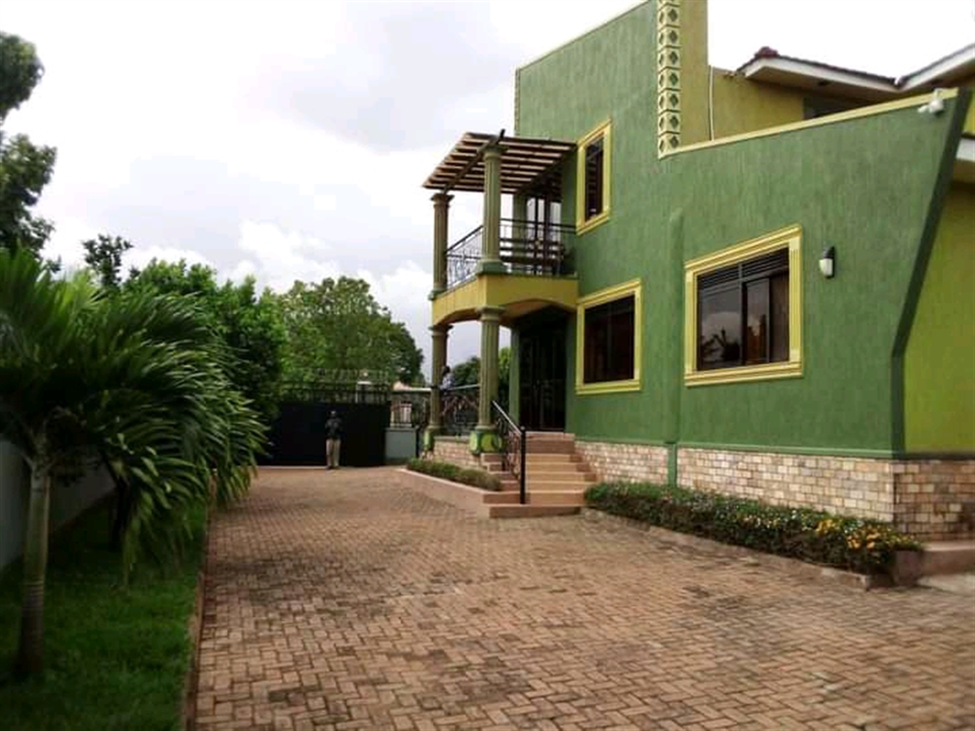 Mansion for rent in Kigo Wakiso