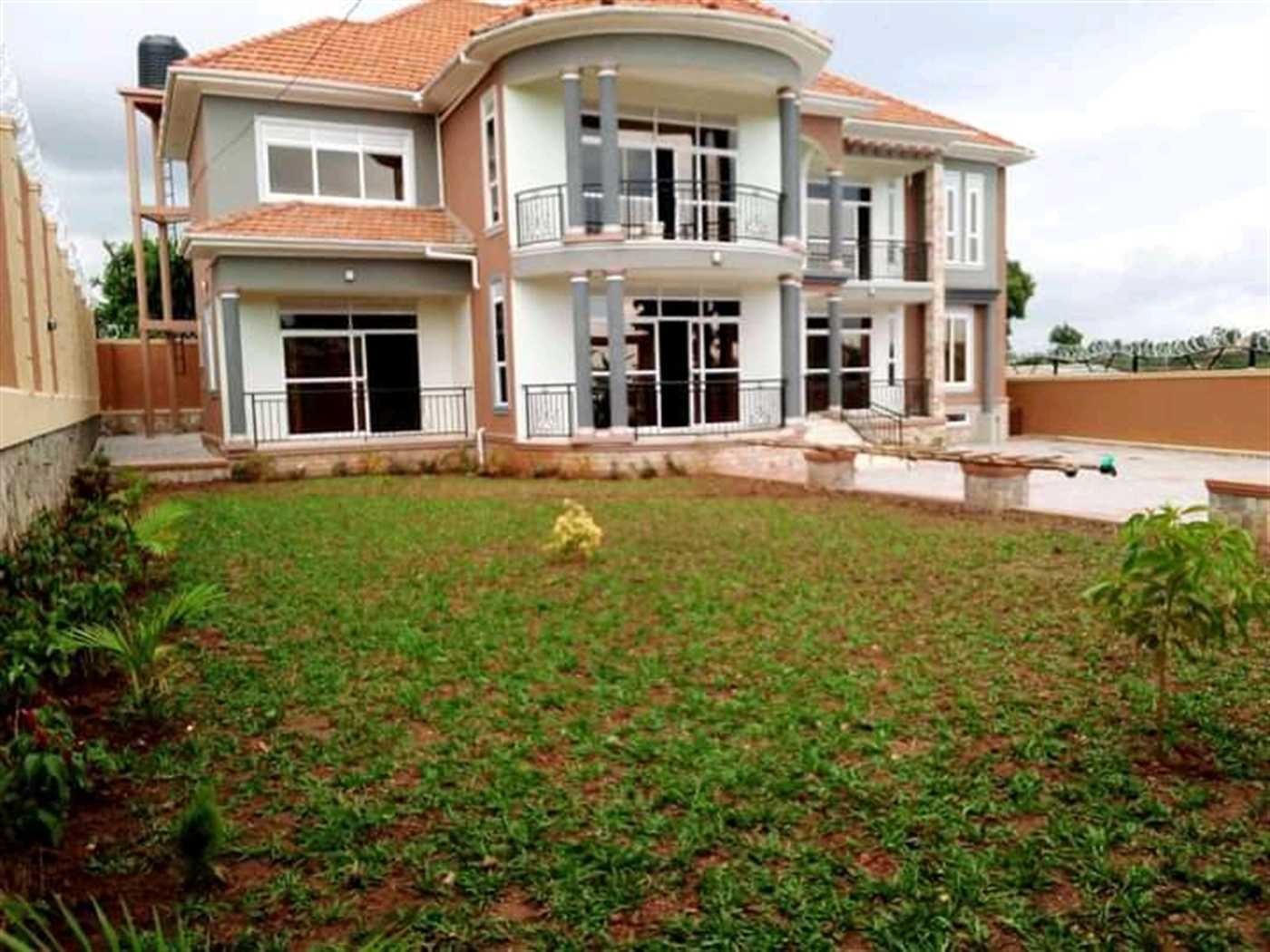 Mansion for sale in Kigo Wakiso