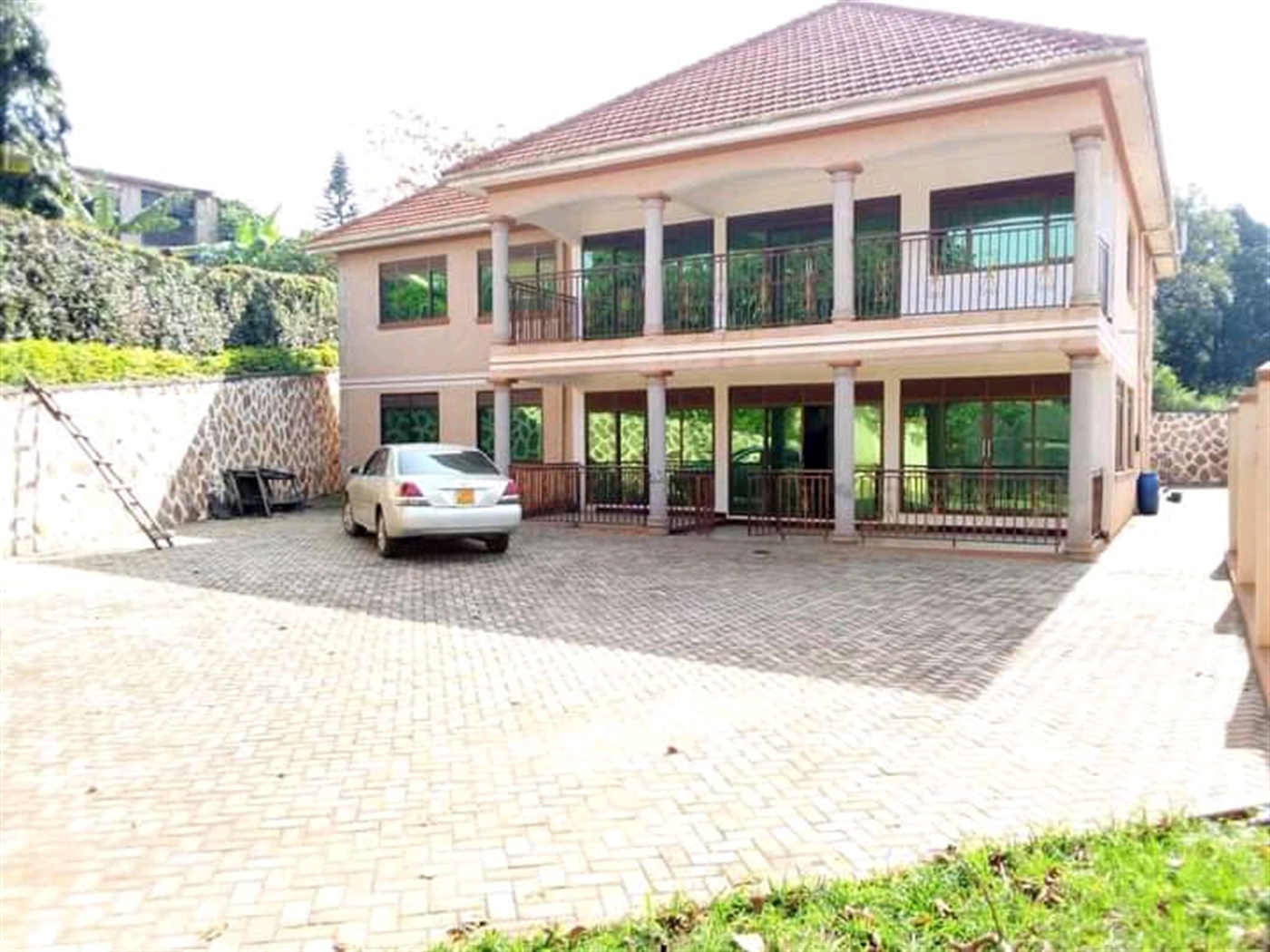 Mansion for sale in Segguku Wakiso