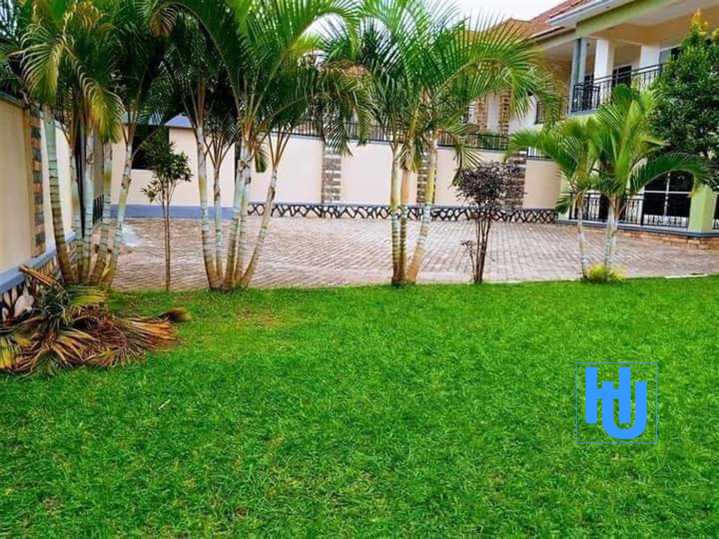 Mansion for sale in Kira Wakiso