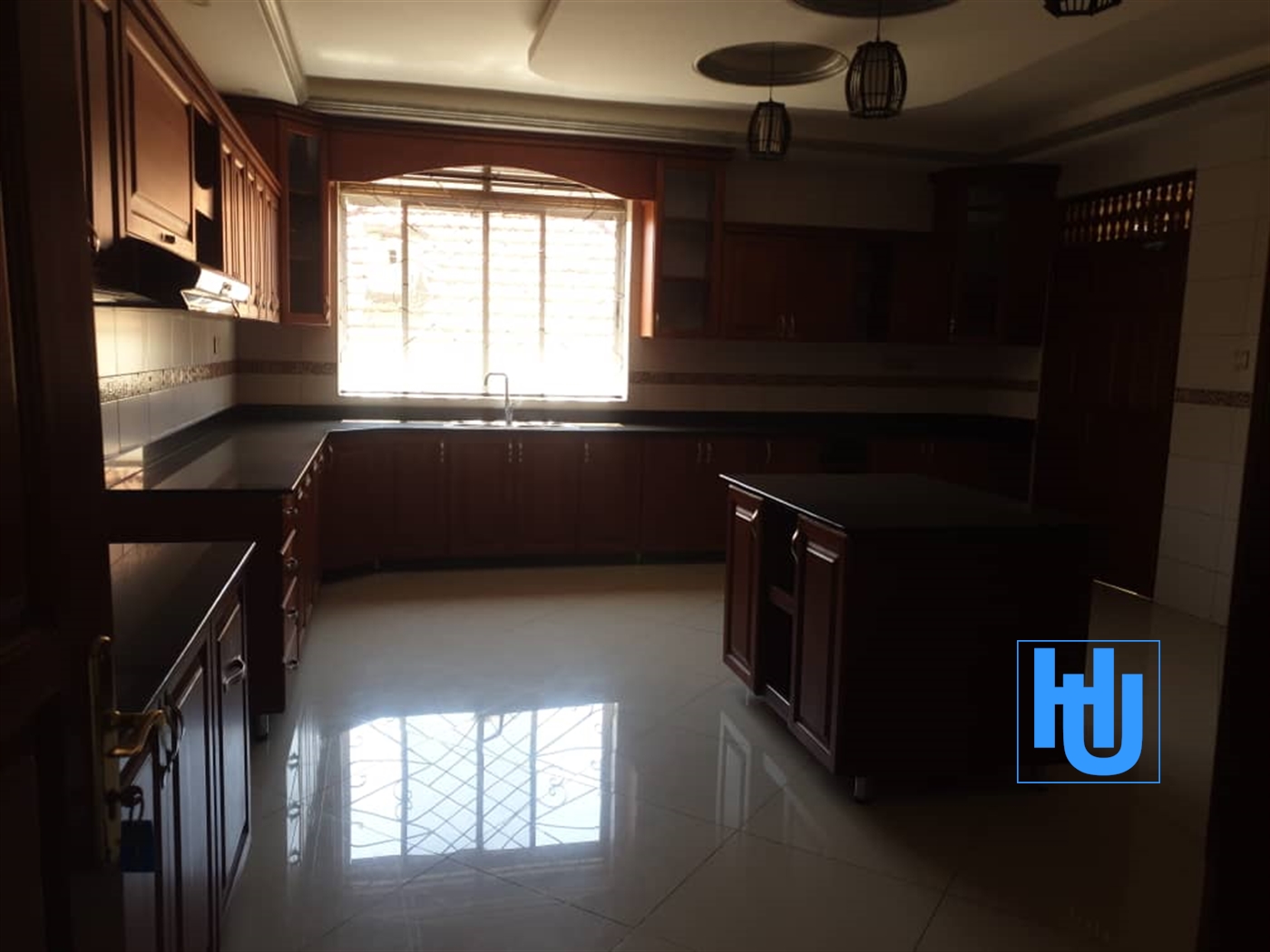 Mansion for sale in Munyonyo Wakiso