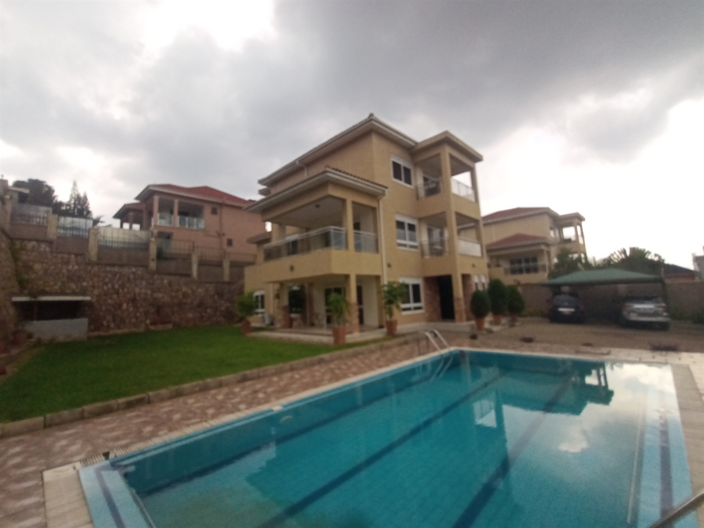 Storeyed house for rent in Munyonyo Kampala