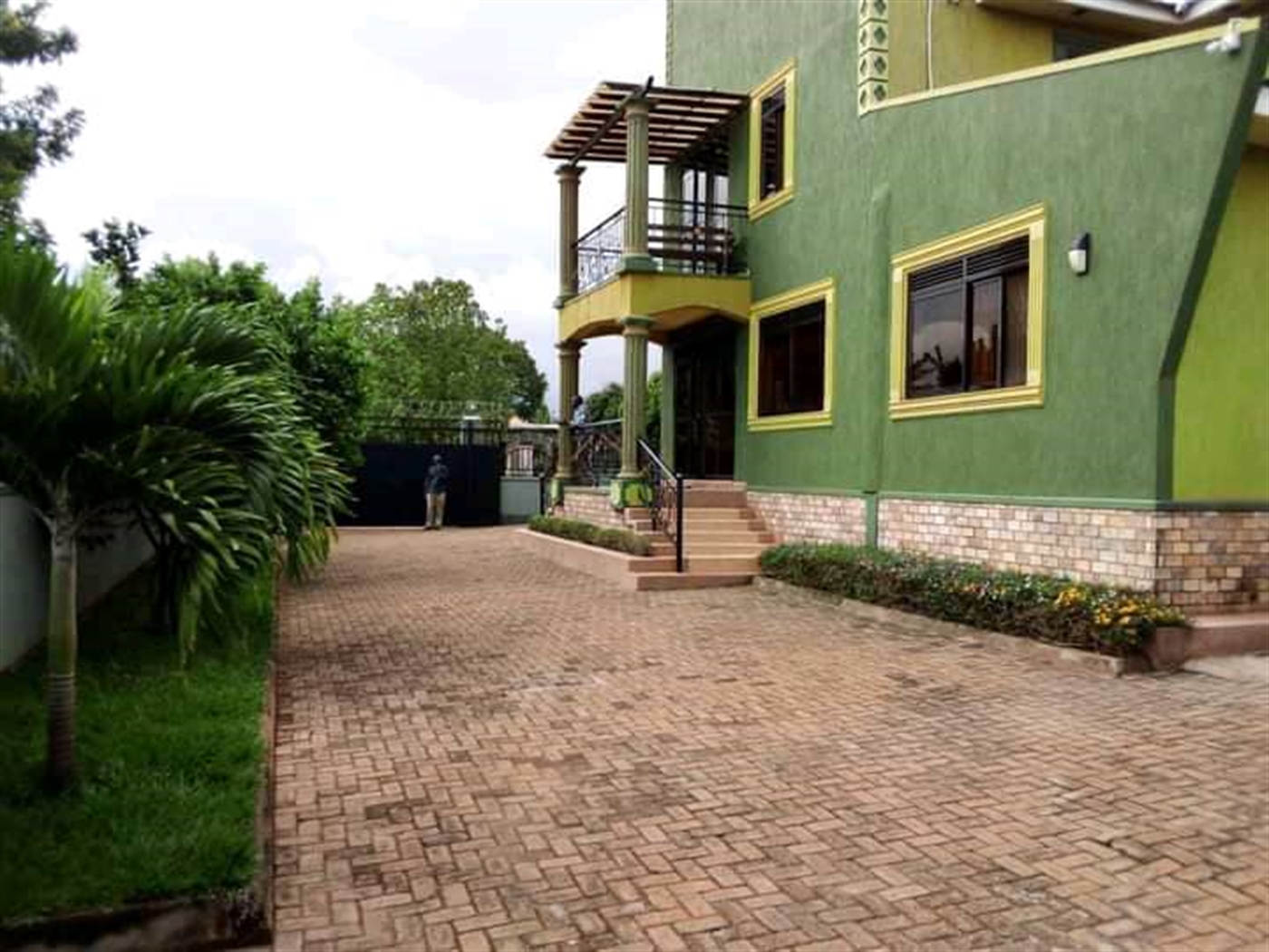 Storeyed house for rent in Kigo Wakiso