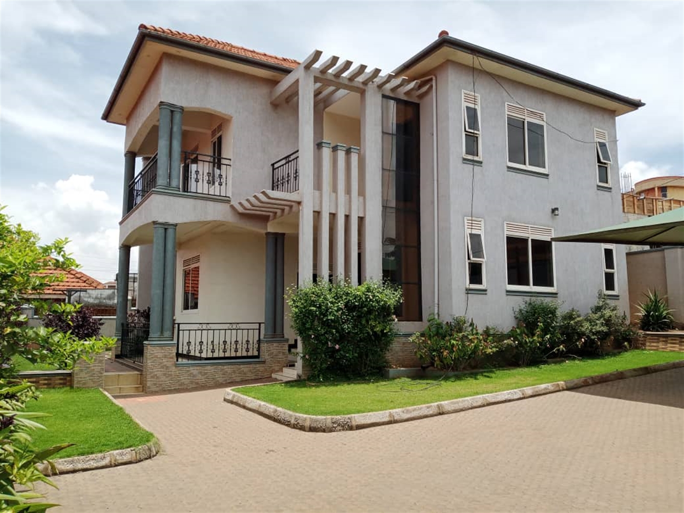 Storeyed house for rent in Kiwaatule Kampala