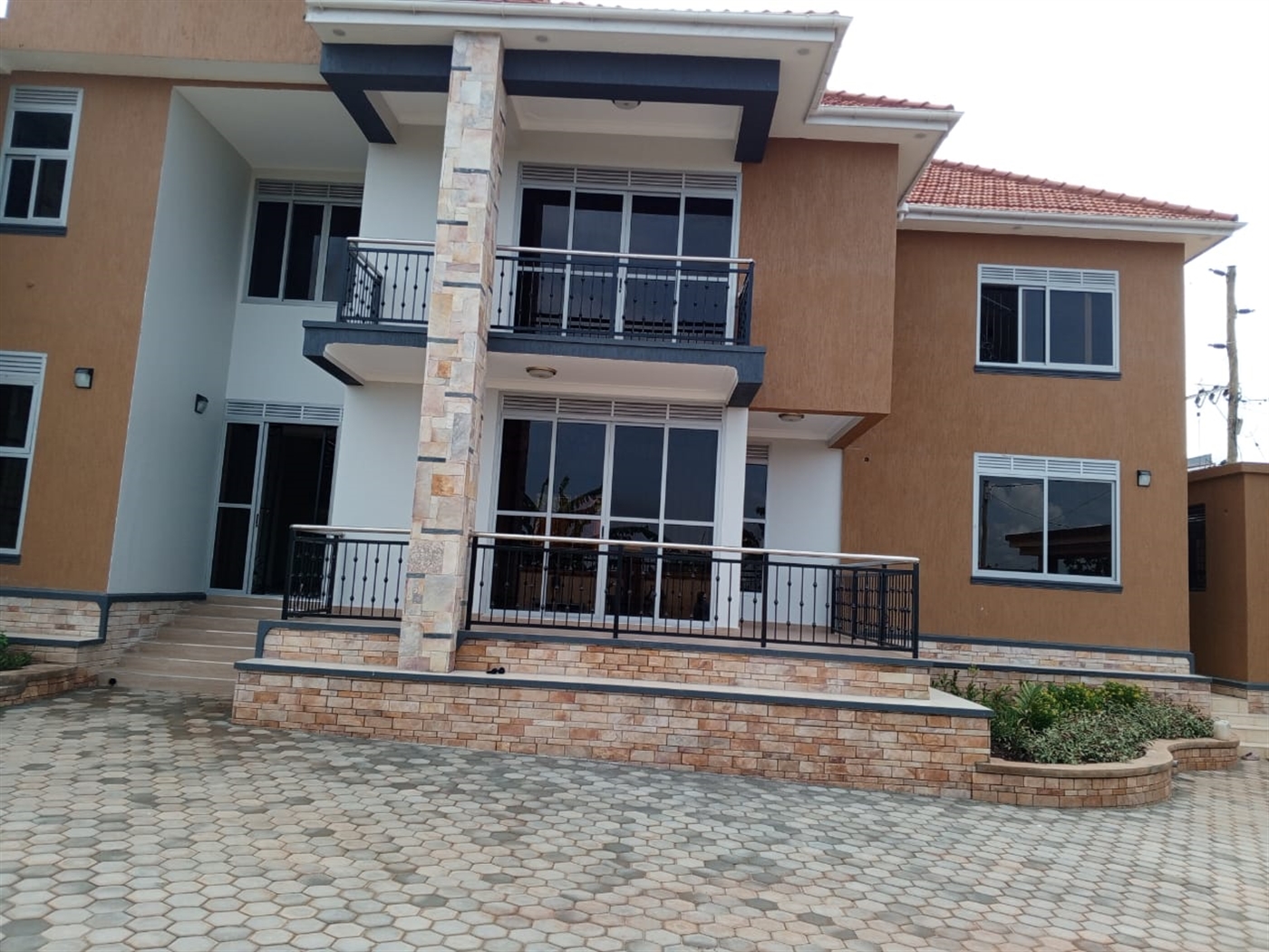 Storeyed house for sale in Mutungo Wakiso
