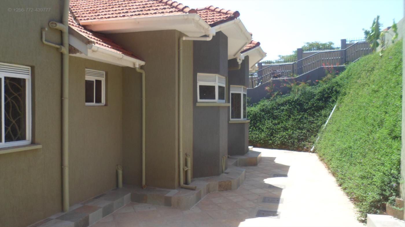 Villa for rent in Lubowa Wakiso